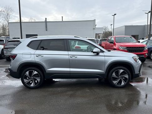 Certified 2025 Volkswagen Taos SE w/ Panoramic Sunroof Package image 3