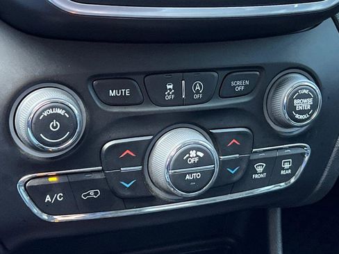 Used 2022 Jeep Cherokee Trailhawk w/ Technology Group B image 20