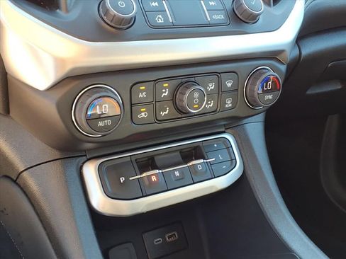 Used 2023 GMC Acadia SLE w/ Driver Convenience Package image 25