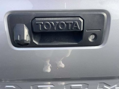 Used 2018 Toyota Tacoma SR5 RWD image 12