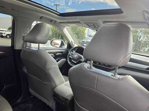 Used 2023 Toyota Highlander Platinum image 16