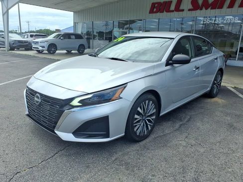 Used 2024 Nissan Altima 2.5 SV FWD image 3