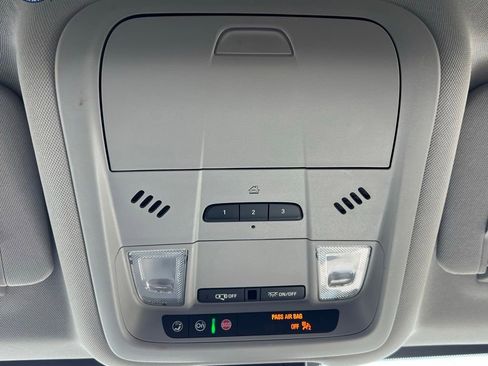 Used 2023 GMC Terrain SLT image 18