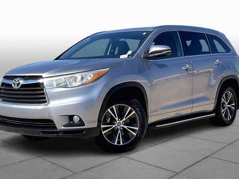 Used 2016 Toyota Highlander XLE image 2