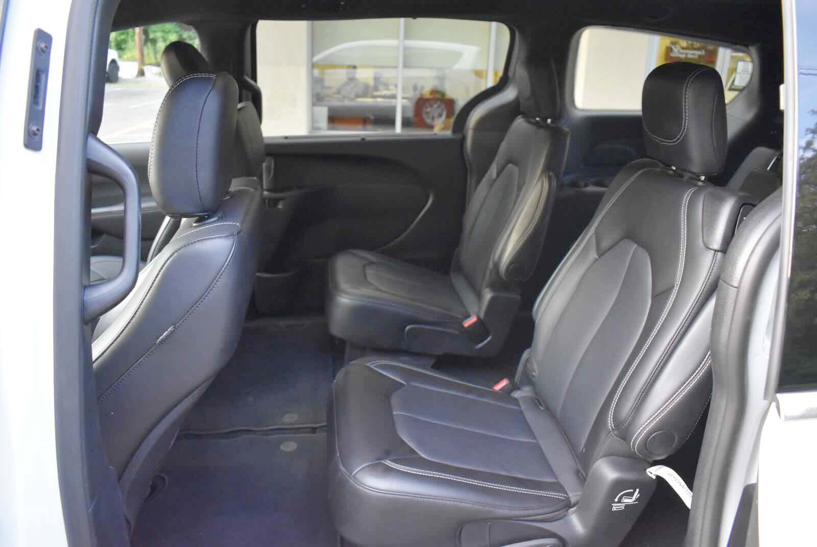 Used 2025 Chrysler Pacifica Select FWD image 13