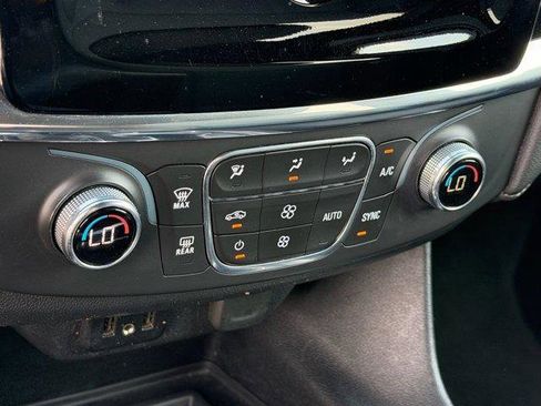 Used 2023 Chevrolet Traverse LT image 28