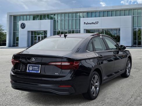 Certified 2022 Volkswagen Jetta SE image 4