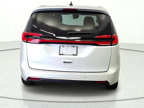 Used 2024 Chrysler Pacifica Touring-L FWD image 5
