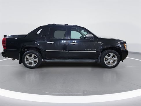 Used 2012 Chevrolet Avalanche LTZ image 2