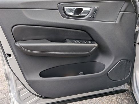 Used 2025 Volvo XC60 B5 Core image 9