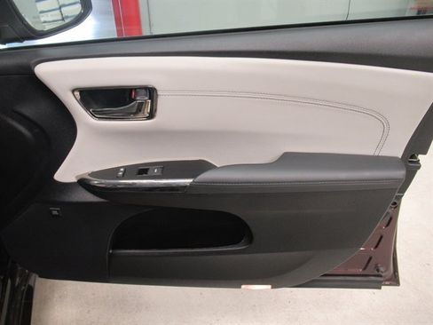 Used 2017 Toyota Avalon Limited image 11