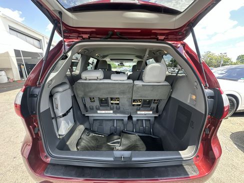 Used 2018 Toyota Sienna XLE w/ XLE Navigation Package FWD image 34