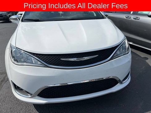 Used 2020 Chrysler Pacifica Limited FWD image 2