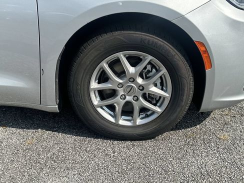 Used 2024 Chrysler Pacifica Touring-L FWD image 4