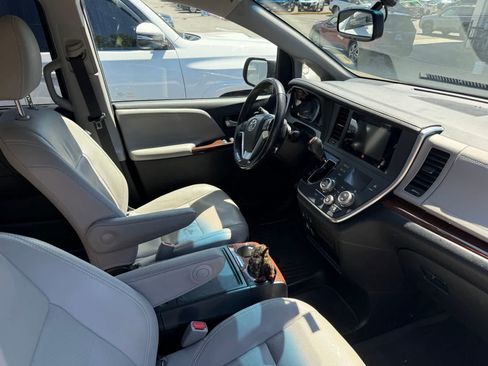 Used 2017 Toyota Sienna Limited AWD/4WD image 6
