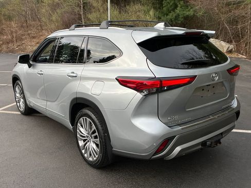 Used 2022 Toyota Highlander Platinum image 3