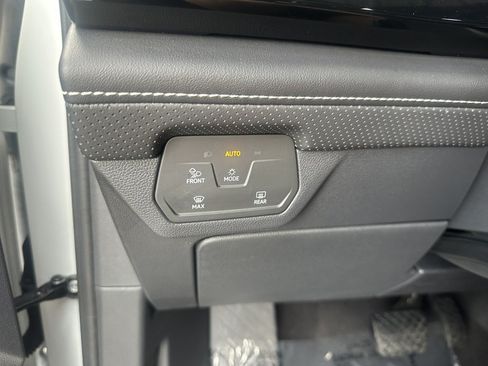 Used 2024 Volkswagen Atlas Cross Sport SE w/ Panoramic Sunroof Package FWD image 29