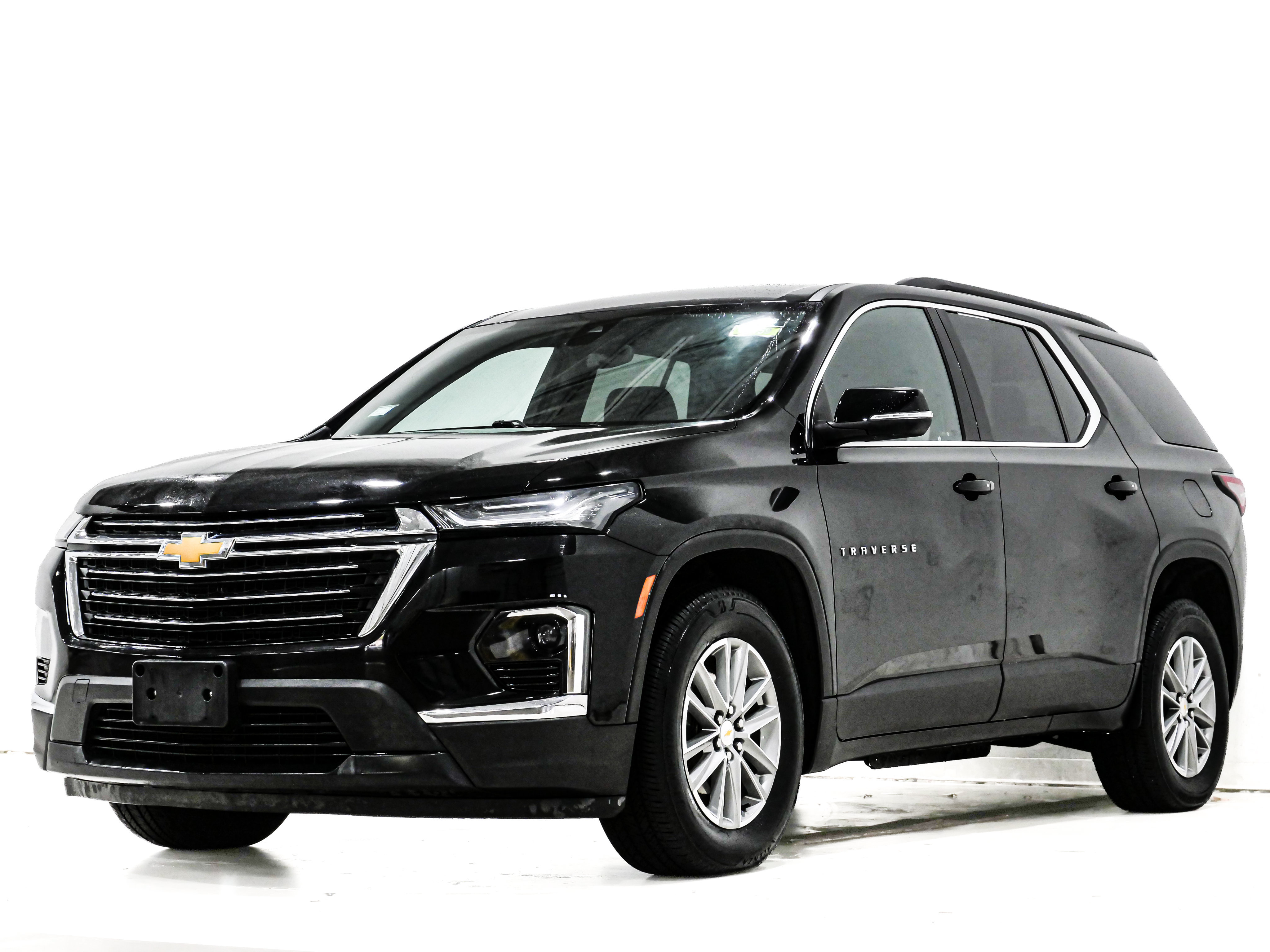 Used 2023 Chevrolet Traverse LT FWD image 3
