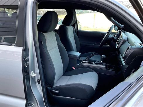 Used 2022 Toyota Tacoma TRD Sport w/ Technology Package image 11