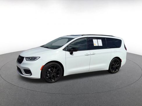 Used 2025 Chrysler Pacifica Limited image 6