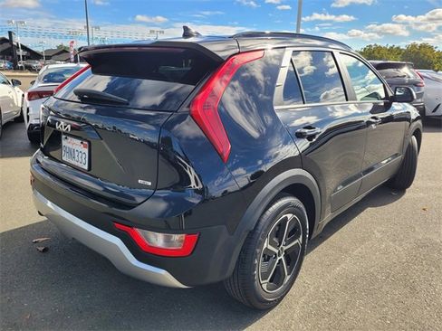 Used 2023 Kia Niro LX image 4