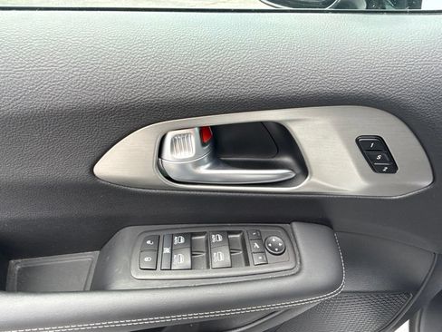 Used 2024 Chrysler Pacifica Limited w/ S Appearance Package FWD image 19