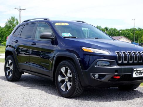 Used 2016 Jeep Cherokee Trailhawk image 4