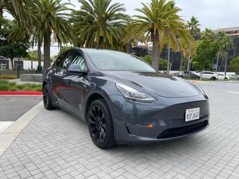 Used 2024 Tesla Model Y Long Range RWD image 3
