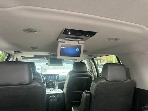 Used 2017 Cadillac Escalade ESV Luxury image 18