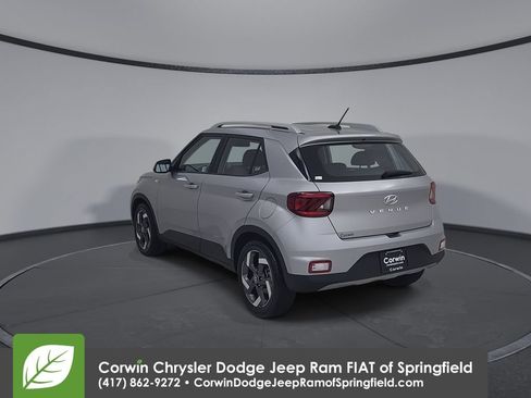 Used 2025 Hyundai Venue SEL FWD image 11