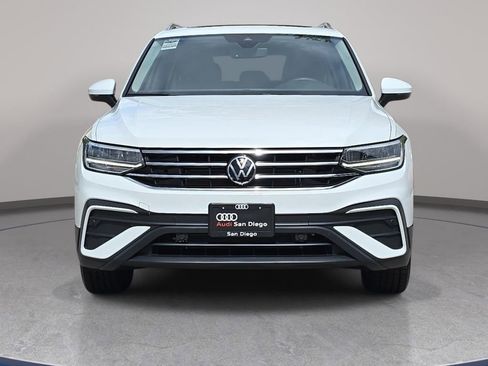 Used 2024 Volkswagen Tiguan SE w/ Panoramic Sunroof Package FWD image 3