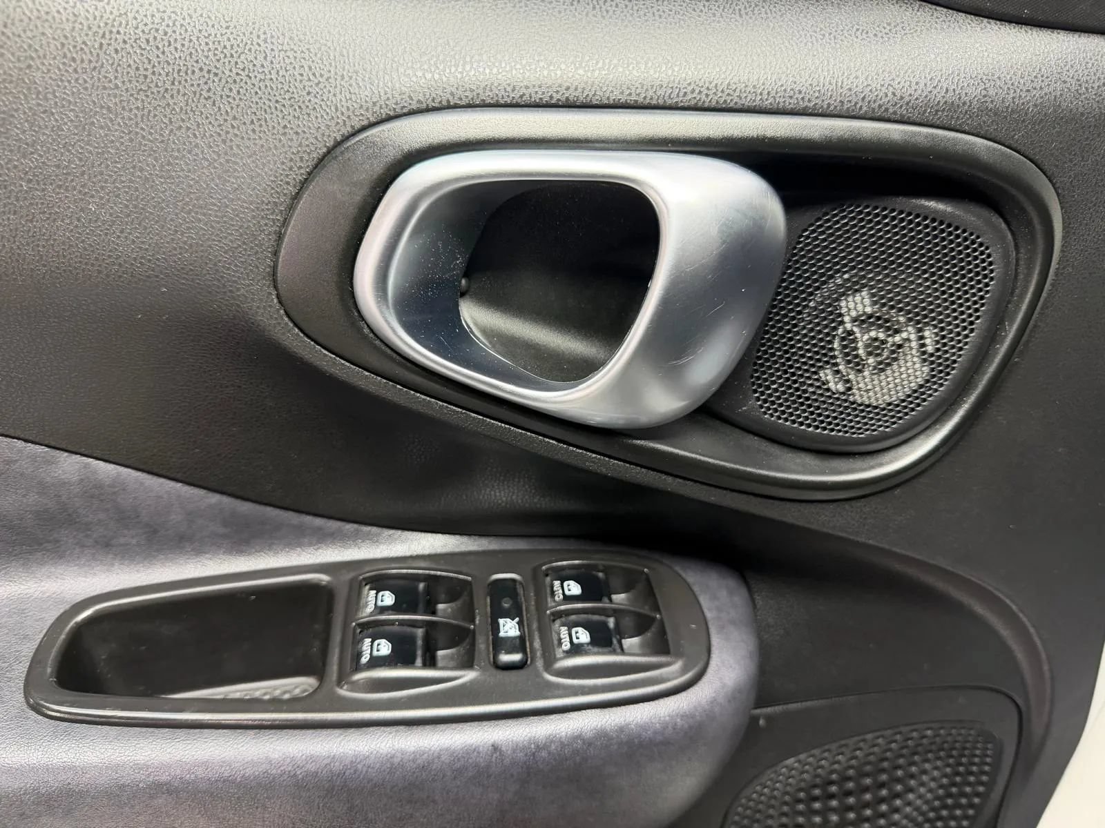 Used 2017 FIAT 500L Trekking FWD image 21