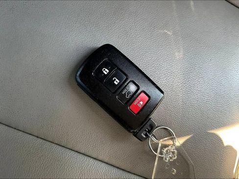 Used 2018 Toyota Highlander XLE FWD image 38