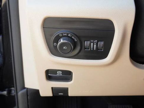 Used 2023 Jeep Grand Cherokee Limited AWD/4WD image 21