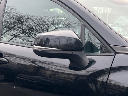 Used 2023 Toyota Corolla Cross LE image 7