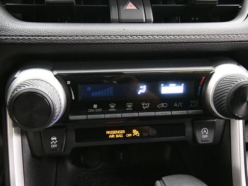 Used 2021 Toyota RAV4 LE w/ Carpet Mat Package (TMS) AWD/4WD image 16