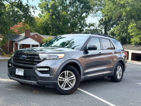 Used 2020 Ford Explorer XLT w/ Equipment Group 202A RWD image 2
