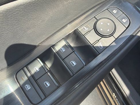 Used 2025 Nissan Rogue S FWD image 18