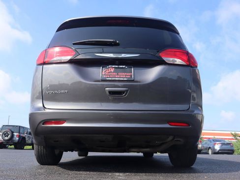 Used 2023 Chrysler Voyager LX FWD image 9