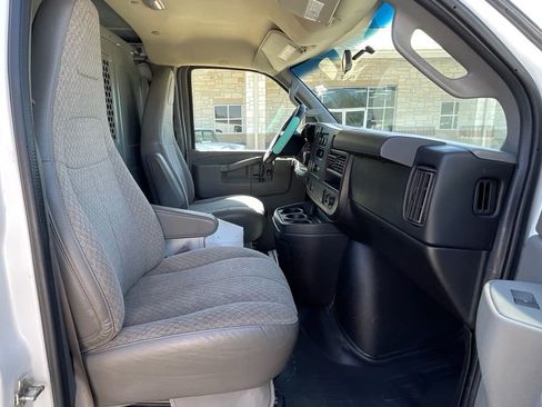 Used 2017 Chevrolet Express 2500 Extended RWD image 27