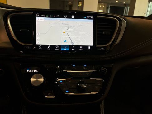 Used 2025 Chrysler Pacifica Limited image 17