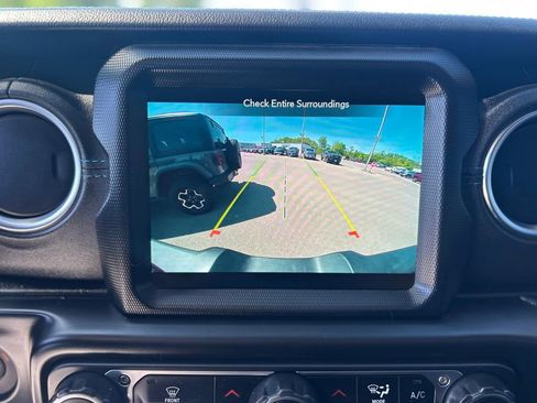 Used 2022 Jeep Wrangler Unlimited Rubicon 4xe w/ Dual Top Group AWD/4WD image 17