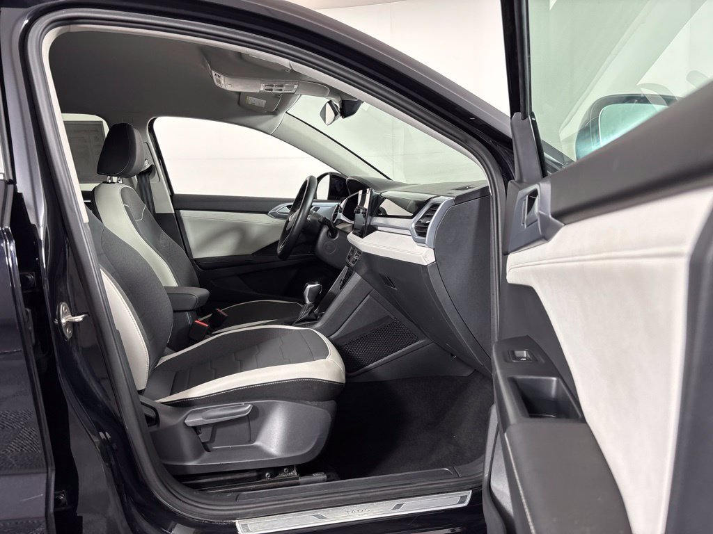 Used 2025 Volkswagen Taos SE FWD image 6