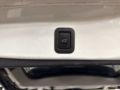 Used 2017 Toyota Highlander AWD V6 image 14