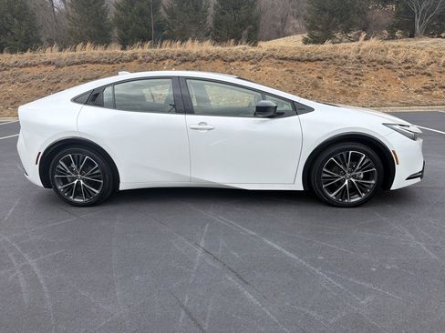 Used 2025 Toyota Prius XLE image 3