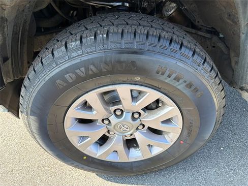 Used 2016 Toyota Tacoma SR5 w/ SR5 Appearance Package (SN) image 11