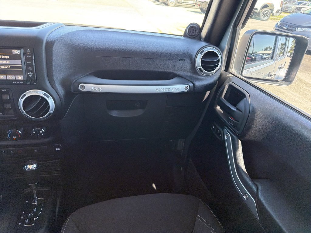 Used 2014 Jeep Wrangler Unlimited Sahara w/ Max Tow Package AWD/4WD image 14