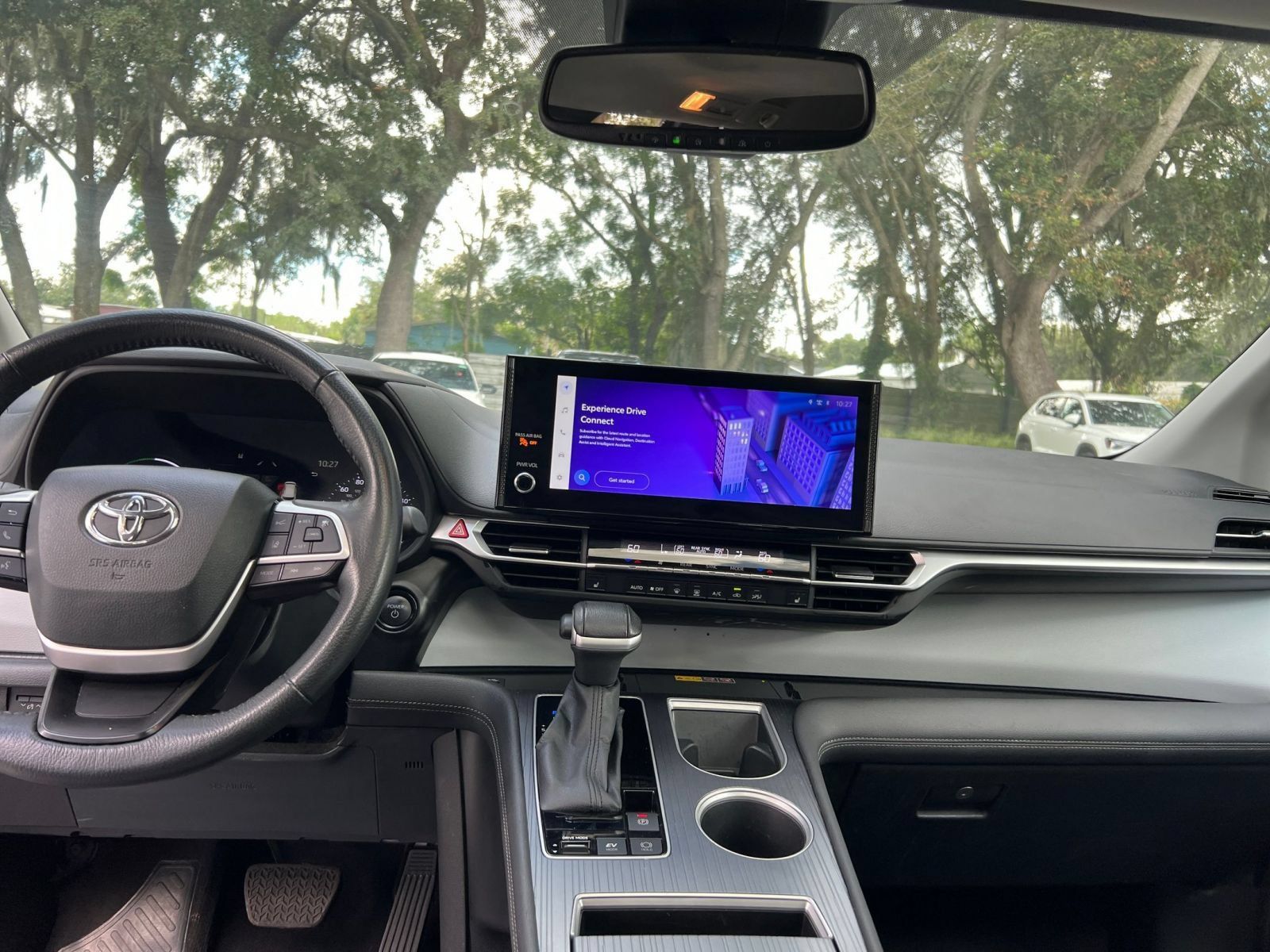 Used 2025 Toyota Sienna XLE FWD image 37