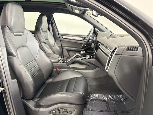 Certified 2023 Porsche Cayenne Platinum Edition AWD/4WD image 24