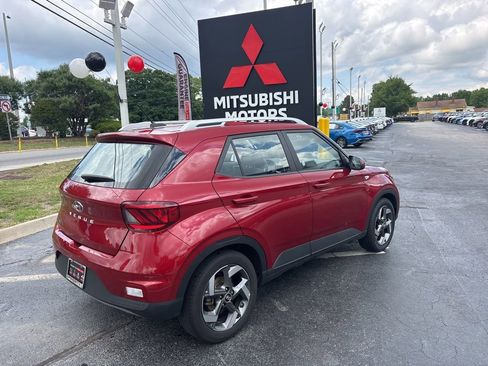 Used 2025 Hyundai Venue SEL FWD image 3